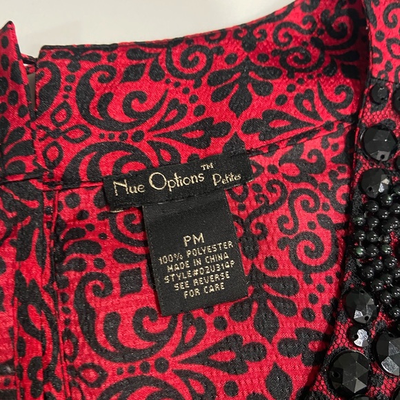 Women’s petite medium red design shirt - Picture 3 of 5